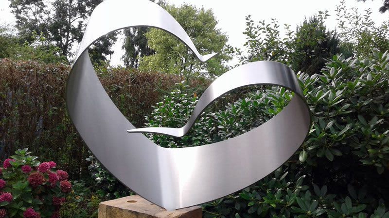 Metal ribbon sculpture for outdoor